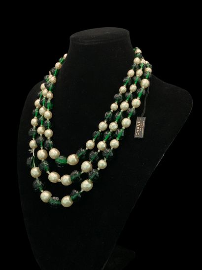 CHANEL
Collier Fantaisie en métal doré à...
