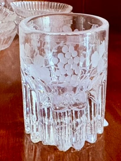 Lot de verrerie comprenant :
Six verres à...