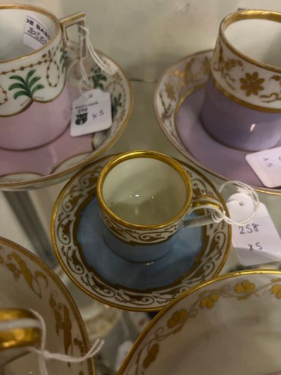 VIENNE
Cinq tasses et leurs sous tasse en...