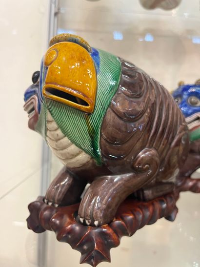 CHINE, XIXe siècle 
Deux chimères en porcelaine...