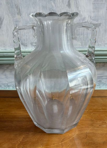 Vase en cristal taillé à pans présentant...