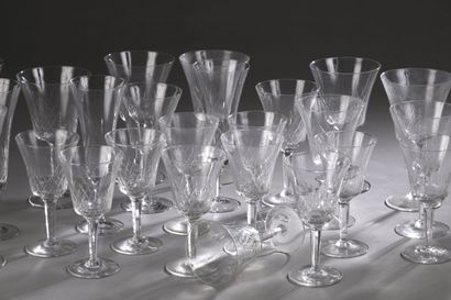 Partie de service de verres à pied en cristal...