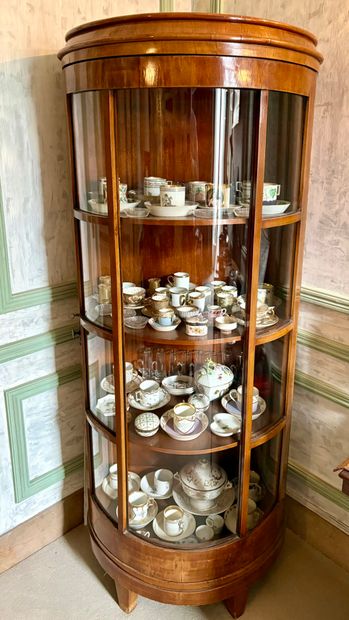 Vitrine de forme demi-lune, en acajou et...