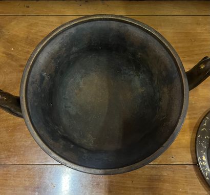 CHINA, 19th century 
Tripod covered incense...