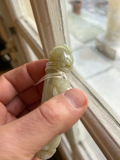 CHINE, XIXe siècle
Deux fibules en jade céladon...