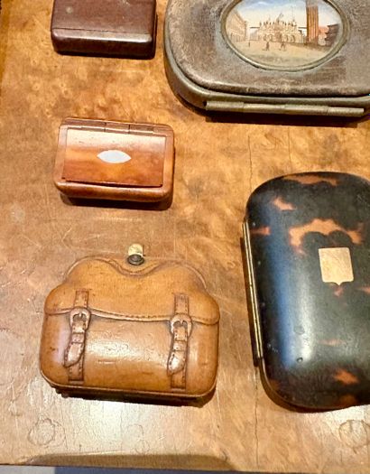 Lot de bibelots et d'objets de vitrine comprenant...