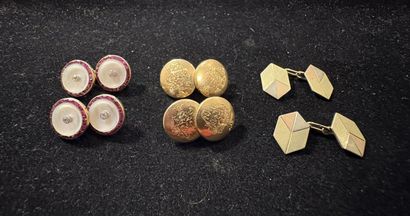 Lot in 18K (750/oo) gold comprising 3 pairs...