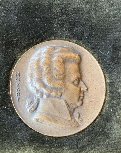 Ensemble de six médailles en bronze figurant...