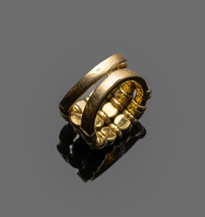 Ring in 18K (750/oo) yellow gold, the central...