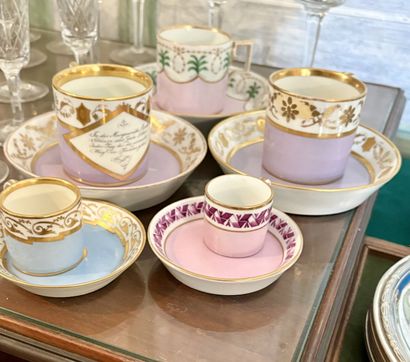 VIENNE
Cinq tasses et leurs sous tasse en...