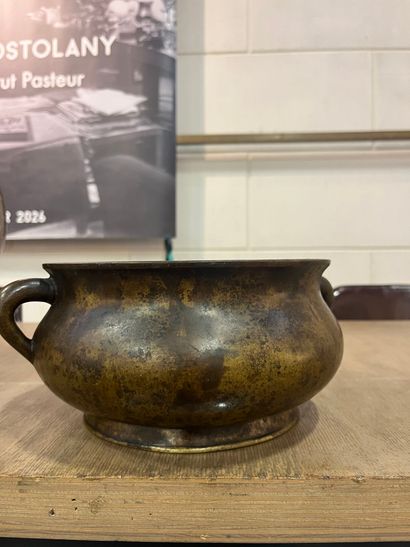 CHINA, 19th century
Mistletoe-shaped bronze...