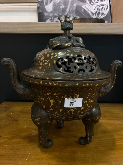 CHINA, 19th century 
Tripod covered incense...