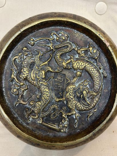 CHINA, 19th century
Mistletoe-shaped bronze...