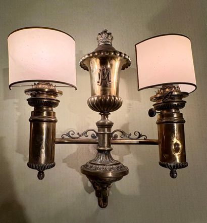 Paire d'appliques à pétrole à deux lumières...