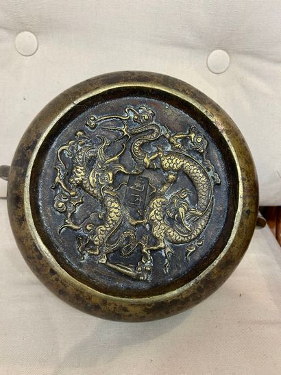 CHINA, 19th century
Mistletoe-shaped bronze...