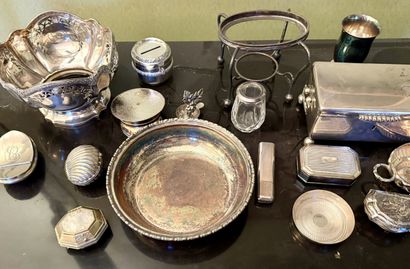 Lot en métal argenté comprenant : une coupe...