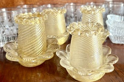 Lot de verrerie comprenant :
Six verres à...