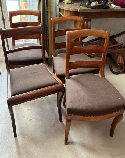 Ensemble de cinq chaises dépareillées dont...