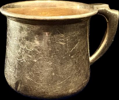 14K yellow gold mug (585‰) engraved: 