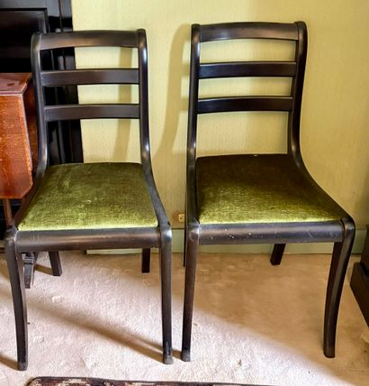Quatre chaises à dossier barrettes en bois...