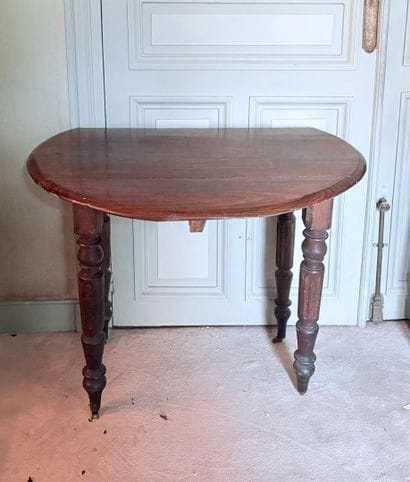 Table à volets en acajou, le piètement à...
