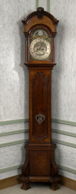 Horloge de parquet en bois vernis. Le cadran...