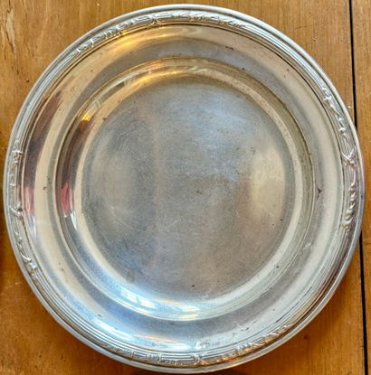 Quatre petites assiettes en argent (800‰),...