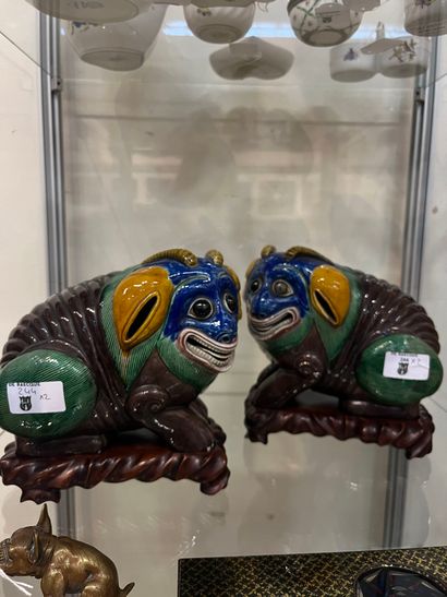 CHINE, XIXe siècle 
Deux chimères en porcelaine...
