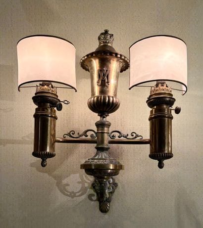 Paire d'appliques à pétrole à deux lumières...