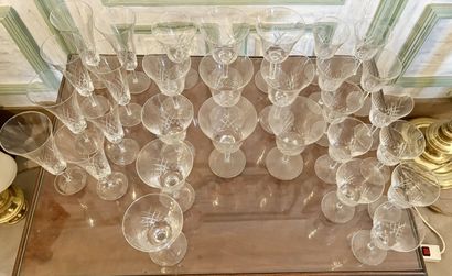 Partie de service de verres à pied en cristal...