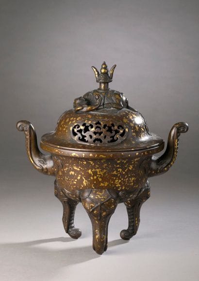CHINA, 19th century 
Tripod covered incense...