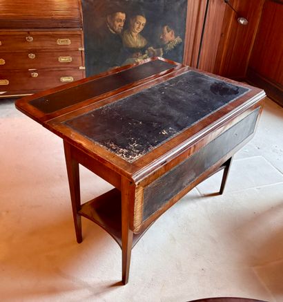 Table à volets en acajou, les pieds en gaine...