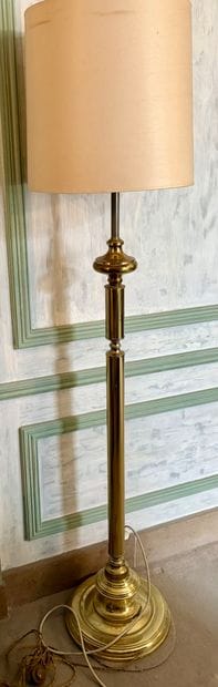 Un lampadaire et une paire de lampes en laiton.
XXe...