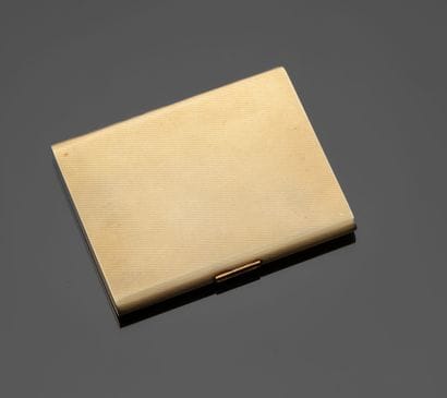 Cigarette case in 14K guilloché yellow gold...