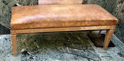 Banquette en bois laqué marron reposant sur...