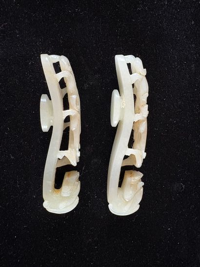CHINE, XIXe siècle
Deux fibules en jade céladon...