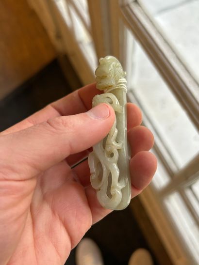 CHINE, XIXe siècle
Deux fibules en jade céladon...