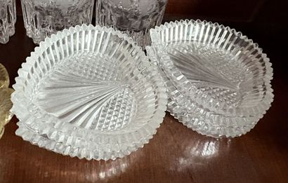 Lot de verrerie comprenant :
Six verres à...