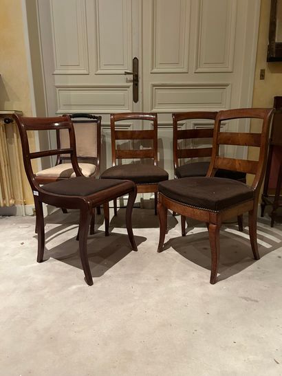 Ensemble de cinq chaises dépareillées dont...