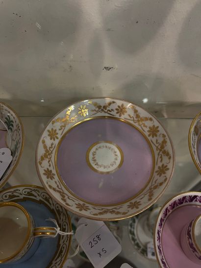 VIENNE
Cinq tasses et leurs sous tasse en...