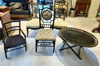 Ensemble en bois noirci comprenant : 
- Une...