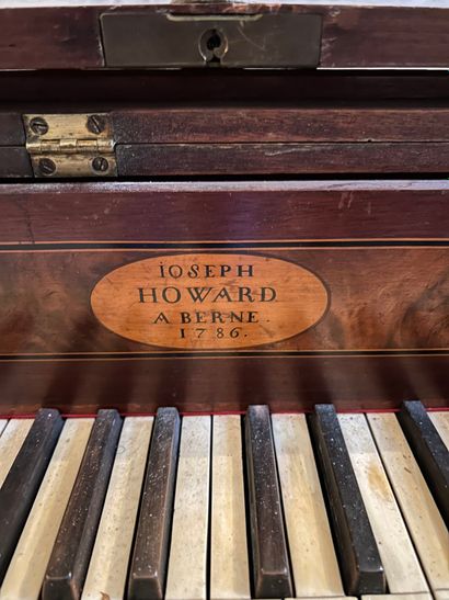 Piano forte en bois de placage marqueté de...