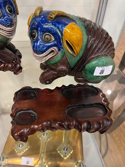 CHINE, XIXe siècle 
Deux chimères en porcelaine...