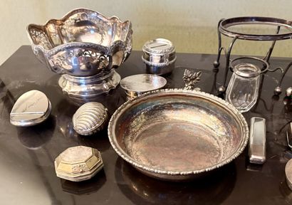 Lot en métal argenté comprenant : une coupe...