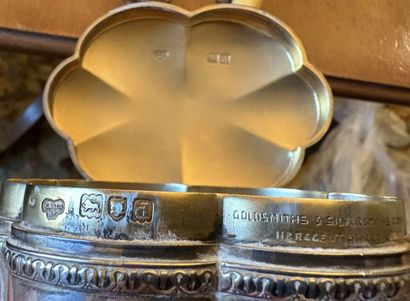 Ensemble en argent (800‰) à décor de frises...