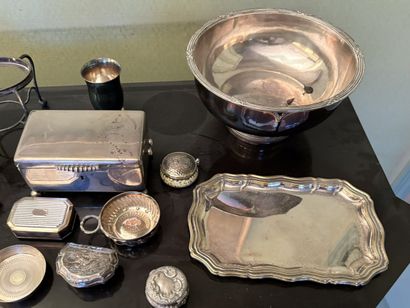 Lot en métal argenté comprenant : une coupe...