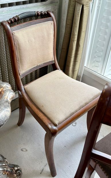 Ensemble de cinq chaises dépareillées dont...