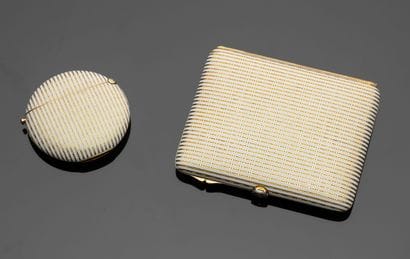 An 18K (750‰) yellow gold cigarette case...