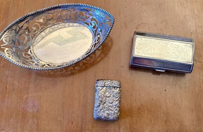 Lot en argent (800‰) comprenant :
- Une coupelle...