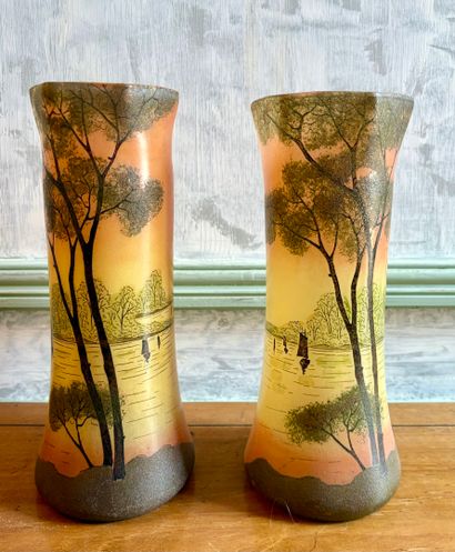 Dans le goût de LEGRAS
Paire de vases à section...